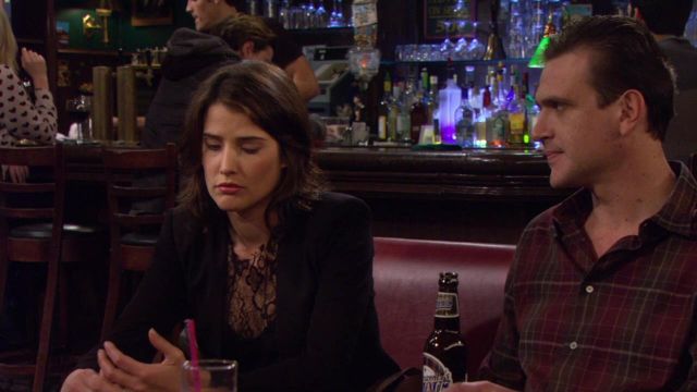 La blouse noire avec dentelles de Robin Scherbatsky (Cobie Smulders) dans How I Met Your Mother S08E14