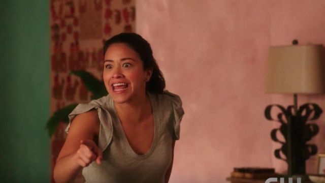 The gray t-shirt of Jane Villanueva (Gina Rodriguez) in Jane The Virgin S04E17