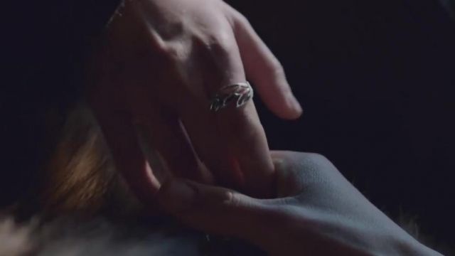 The replica of the ring of Daenerys Targaryen (Emilia Clarke) in Game of Thrones S07E06