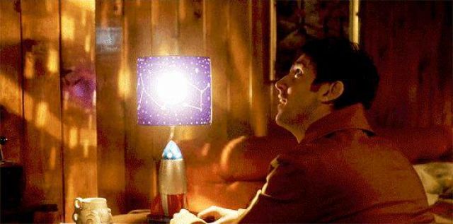 La lampe Spinning Rocket de David Haller (Dan Stevens) dans Legion saison 1