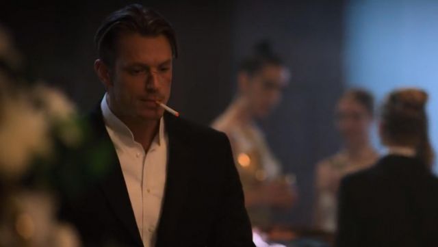 The white shirt wing collar of Takeshi Kovacs (Joel Kinnaman) in Altered Carbon S01E03