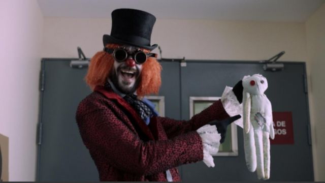 The glasses Steampunk Professor (Álvaro Dead) disguised as a clown in The Casa De Papel S02E05