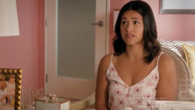 Blanc camisole porté par Jane Villanueva (Gina Rodriguez) dans Jane the virgin S04E10
