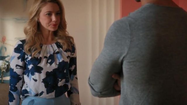 Camisa floral de seda Oscar de la Renta usada por Petra Solano (Yael Grobglas) en Jane the Virgin S04E08