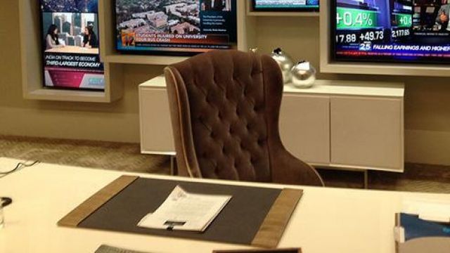The desk chair of Cat Grant (Calista Flockhart) in Supergirl S01E01