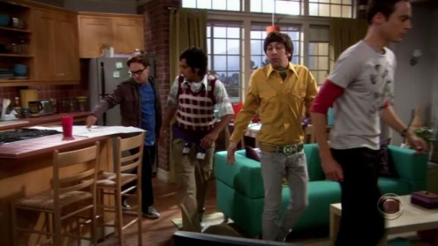 The belt buckle Green Lantern of Howard Wolowitz (Simon Helberg) The Bang Theory S01E02 | Spotern