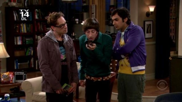 "Shazam Bolt" belt buckle worn by Howard Wolowitz (Simon Helberg) as seen in The Big Bang Theory S01E07