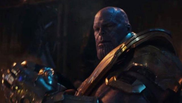 The gloves of the infinite Thanos (Josh Brolin) in Avengers : Infinity War