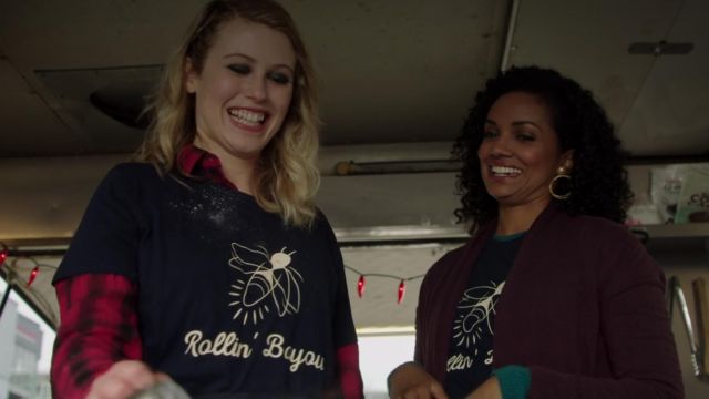 Rollin' Bayou tee shirt porté par Tiana / Sabine (Mekia Cox) comme on le voit dans Once Upon A Time S07E17