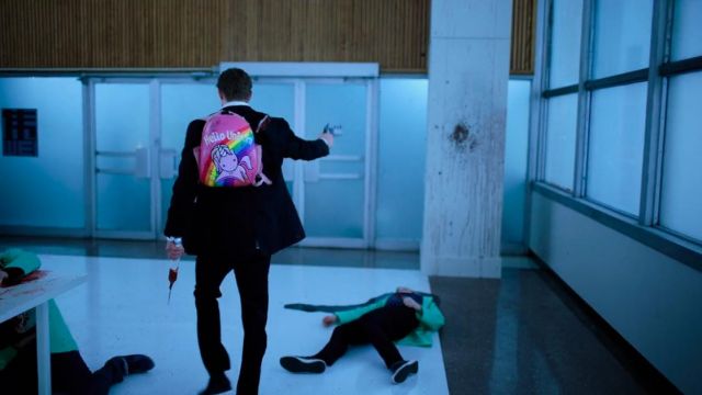 The backpack Hello Unicorn LED by Takeshi Kovacs (Joel Kinnaman) in Altered Carbon S01E04
