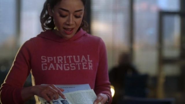 Sudadera con capucha rosa Ganster espiritual usada por Ella López (Aimee García) como se ve en Lucifer S03E21