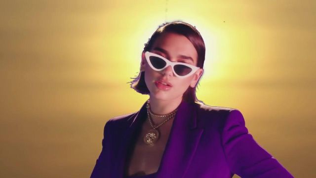 The golden necklace Versace of Dua Lipa in the clip One Kiss
