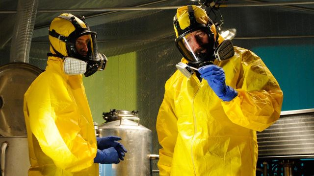Máscara de gas y traje amarillo de la ropa de Walter White (Bryan Cranston)  como se ve en la serie de televisión Breaking Bad (Temporada 5 Episodio 3)  | Spotern