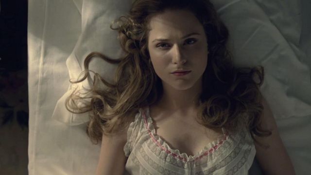 La robe blanche en dentelle de Do­lores Aber­na­thy (Evan Ra­chel Wood) dans West­world S01E01