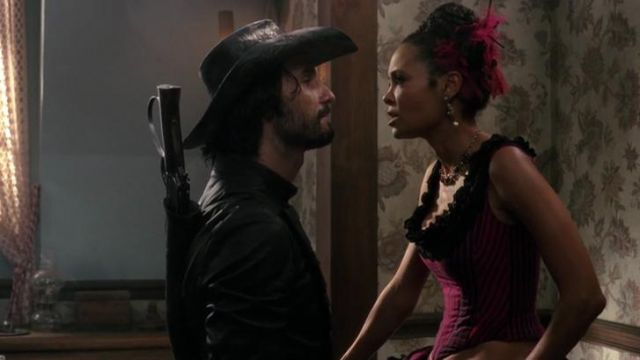 Maeve (Thandie Newton) salon de costume comme on le voit dans Westworld 1x04