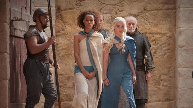 Vestido azul y capa usada por Daenerys Targaryen (Emilia Clarke) como se ve  en Game of Thrones S03E04 | Spotern