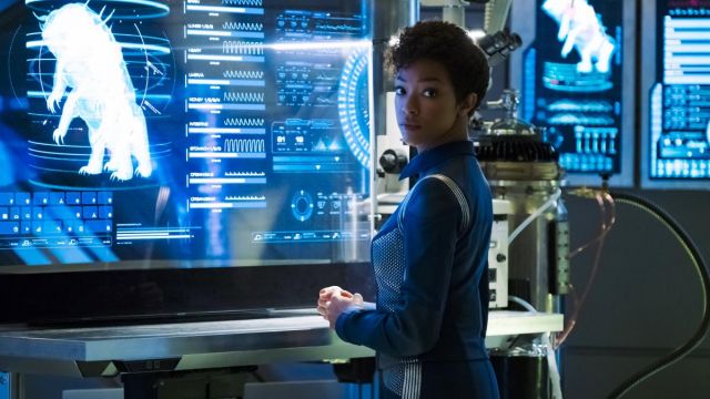 The blue uniform StarFleet lieutenant-commander Michael Burnham (Sonequa Martin-Green) in Star Trek, Discovery S01E04