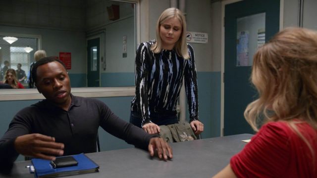 The long sleeve t-shirt the Proenza Schouler Liv Moore (Rose McIver) in iZombie S04E07