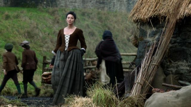 La robe de style tartan de Claire Fraser (Caitriona Balfe) dans Outlander S01E02