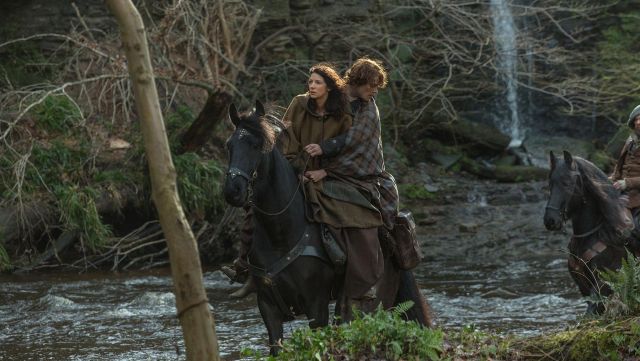 The tartan of the Clan MacKenzie, Jamie Fraser (Sam Heughan) in Outlander S01E09