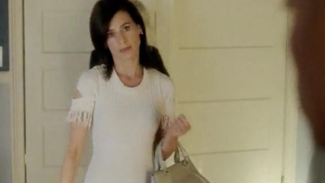 La robe blanche Jonathan Simkhai en coton et lin portée par Nina Devon (Perrey Reeves) vu dans Famous in Love S2E5