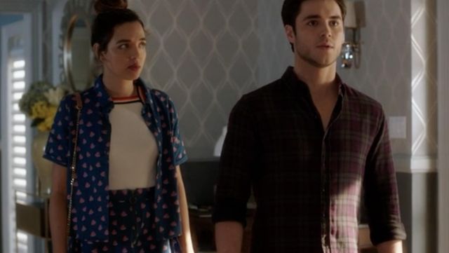 La jupe patineuse en jean à imprimé pastèque Noisy May portée par Cassandra (Georgie Flores), vu dans Famous in Love S2E6