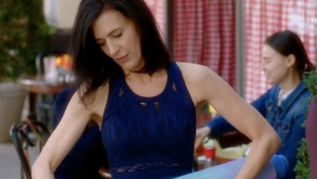 The tank top Alo Yoga navy blue worn by Nina Devon (Perrey Reeves) are seen in Famous in Love S2E6