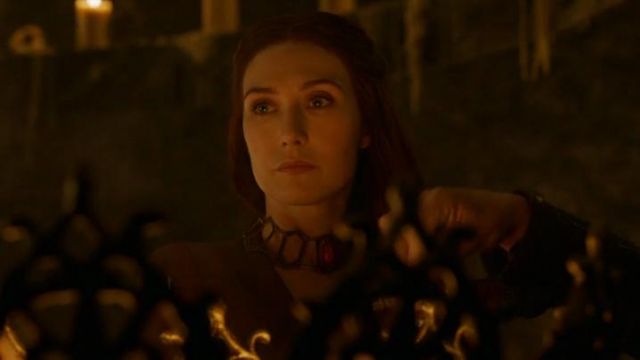 La gargantilla y el cinturón de Melisandre (Carice van Houten) como se ve en Game of Thrones 3x08