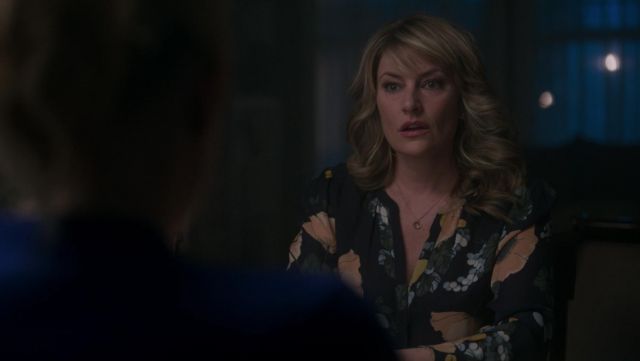 Alice Co­oper's (Mad­chen Amick) floral silk blouse by Joie as seen in ...