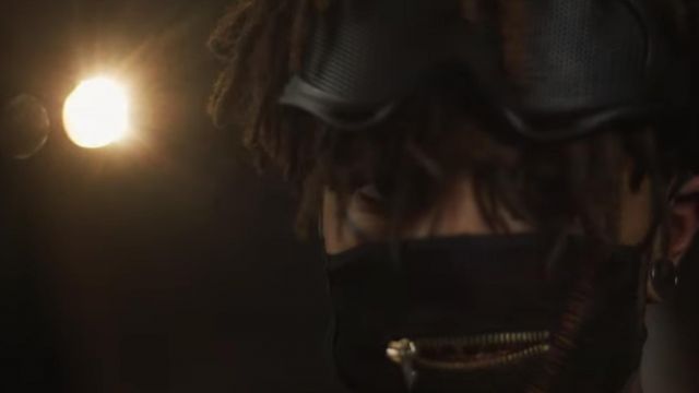 The dark glasses worn by Scarlxrd in her video clip Faded
