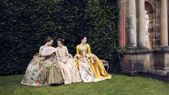 La réplique de la robe jaune de Claire Fra­ser (Cai­triona Balfe) dans Out­lan­der S02E02