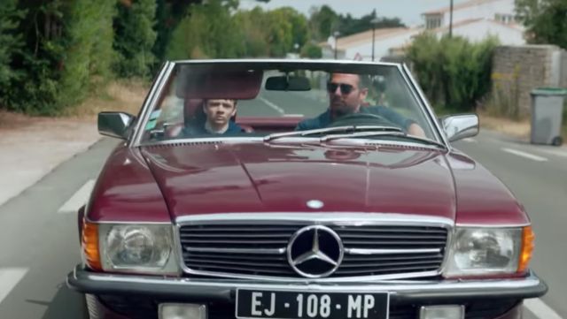 The Mercedes-benz convertible 380 SL bordeaux of Vincent Barteau (Arnaud Ducret) in Mr. I-know-it-all