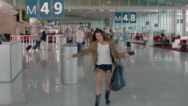 Le short noir effilé MOTO de Rose (Camille Cottin) dans le film Larguées