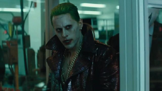 Le manteau violet en croco du Joker (Jared Leto) dans le film Suicide squad