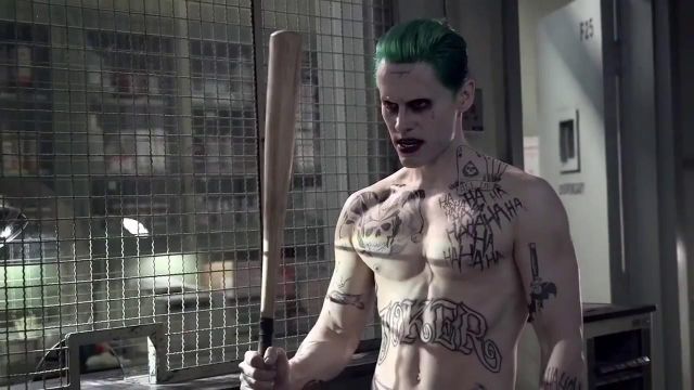 Les tatouages (en t-shirt) du Joker (Jared Leto) dans le film Suicide Squad