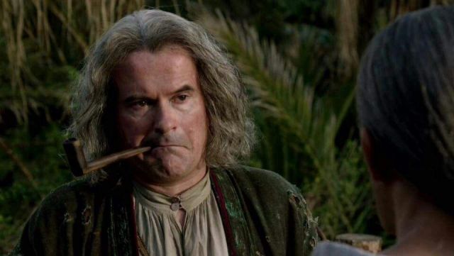 La pipe en bois de Father Fogden (Nick Fletcher) dans la série Outlander S03E11