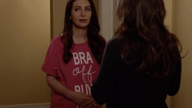 Le t-shirt de nuit rose spécial maternité porté par Aly Nelson (Nasim Pedrad) vu dans New Girl S07E05