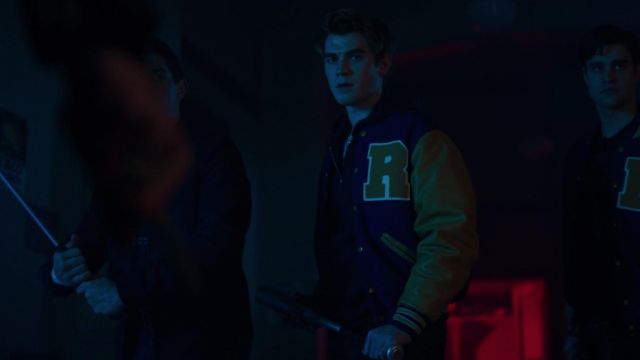 Le blouson Riverdale High School de Archie Andrews (K. J Apa) dans Riverdale S02E21