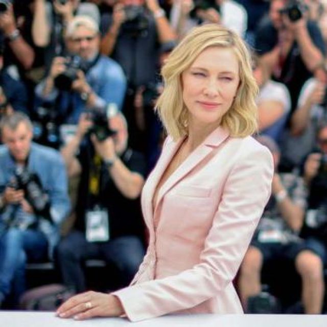 La veste de tailleur pantalon rose Stella McCartney portée par Cate Blanchett au Festival de Cannes 2018
