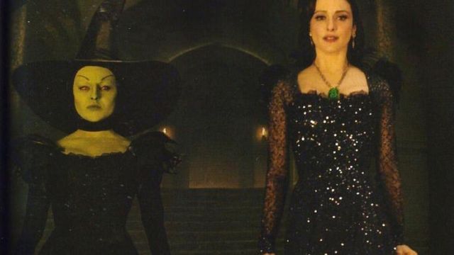 The costume of the wicked witch (Mila Kunis) in the movie the fantastic world of Oz