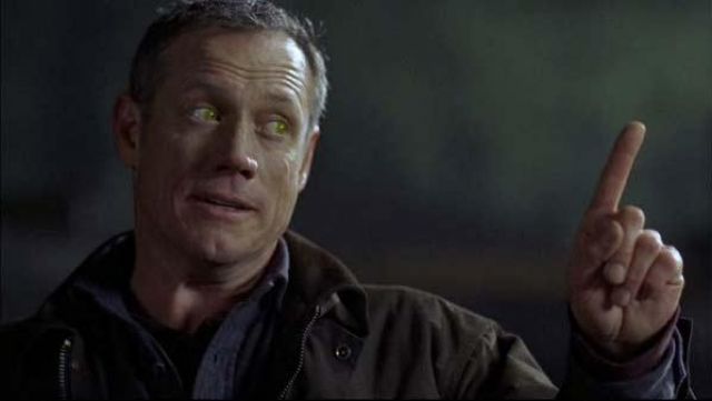 Contact lenses yellow demon eyes yellow / Azazel (Fredric Lehne) in the series Supernatural S01E05
