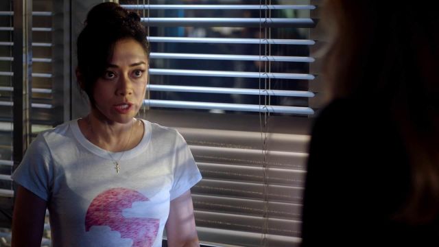 The t-shirt Rag & Bone for Ella Lopez (Aimee Garcia) in Lucifer S03E08