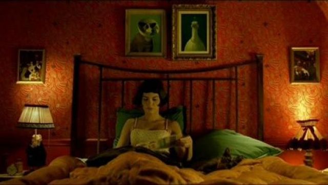 Le tableau "Fowl with Pearls" de Michael Sowa dans la chambre de Amélie Poulain (Audrey Tautou) dans Le fabuleux destin d'Amélie POulan