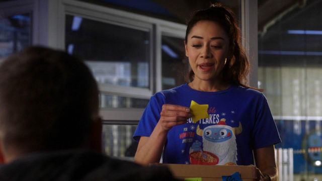 The t-shirt blue Dino Mike Ella Lopez (Aimee Garcia) in Lucifer S03E17 Spotern