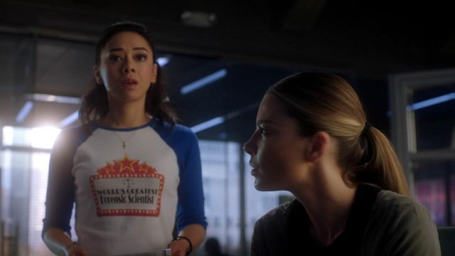 Le t-shirt blanc World's Greatest Forensic Scientist de Ella Lopez (Aimee Garcia) dans Lucifer S03E17