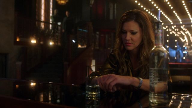 The blouse gold Frame Charlotte Richards (Tricia Helfer) in Lucifer S03E19