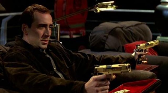 Pistolas de oro de Castor Troy (Nicolas Cage) como se ve en Face/Off