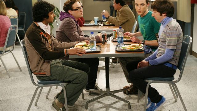 The Vans shoes checkered in blue-Howard Wolowitz (Simon Helberg) The Big Bang Theory S01E13