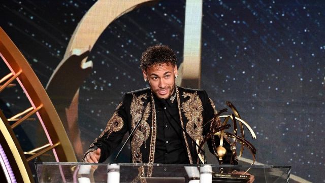 Le blazer brodé or Balmain de Neymar porté lors des Trophées UNFP (Trophées du Football) 2018 le 13/05/2018