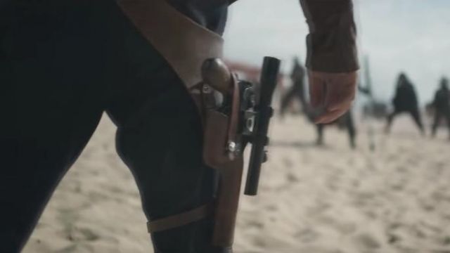 The belt/holster Han Solo (Alden Ehrenreich) in Solo : A Star Wars Story